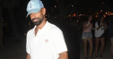 محمد صلاح يتجنب عدسات المصورين في بودروم التركية بقناع وقبعة للحفاظ على خصوصيته