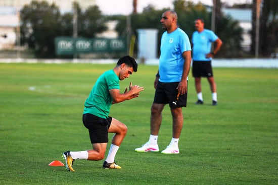 نبيل الكوكي يدير التدريبات نبيل الكوكي يدير التدريبات