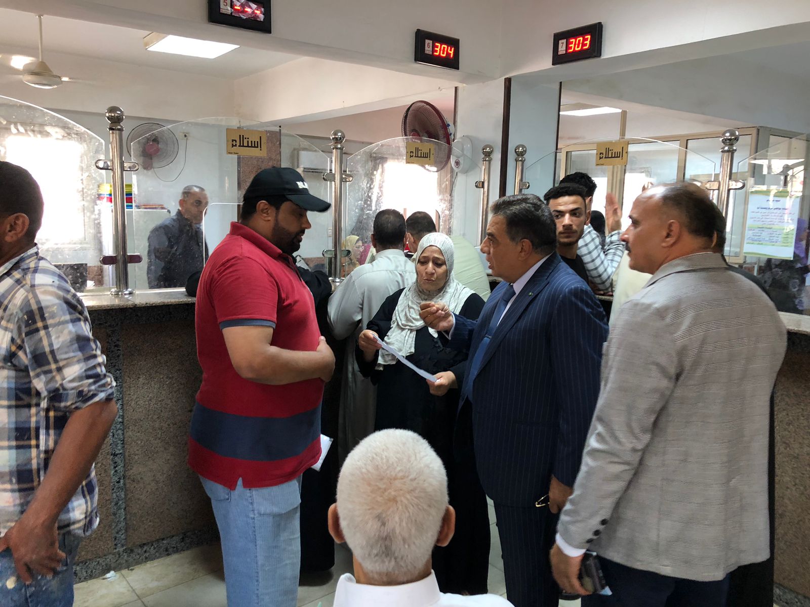 محافظ الدقهلية مع المواطنين