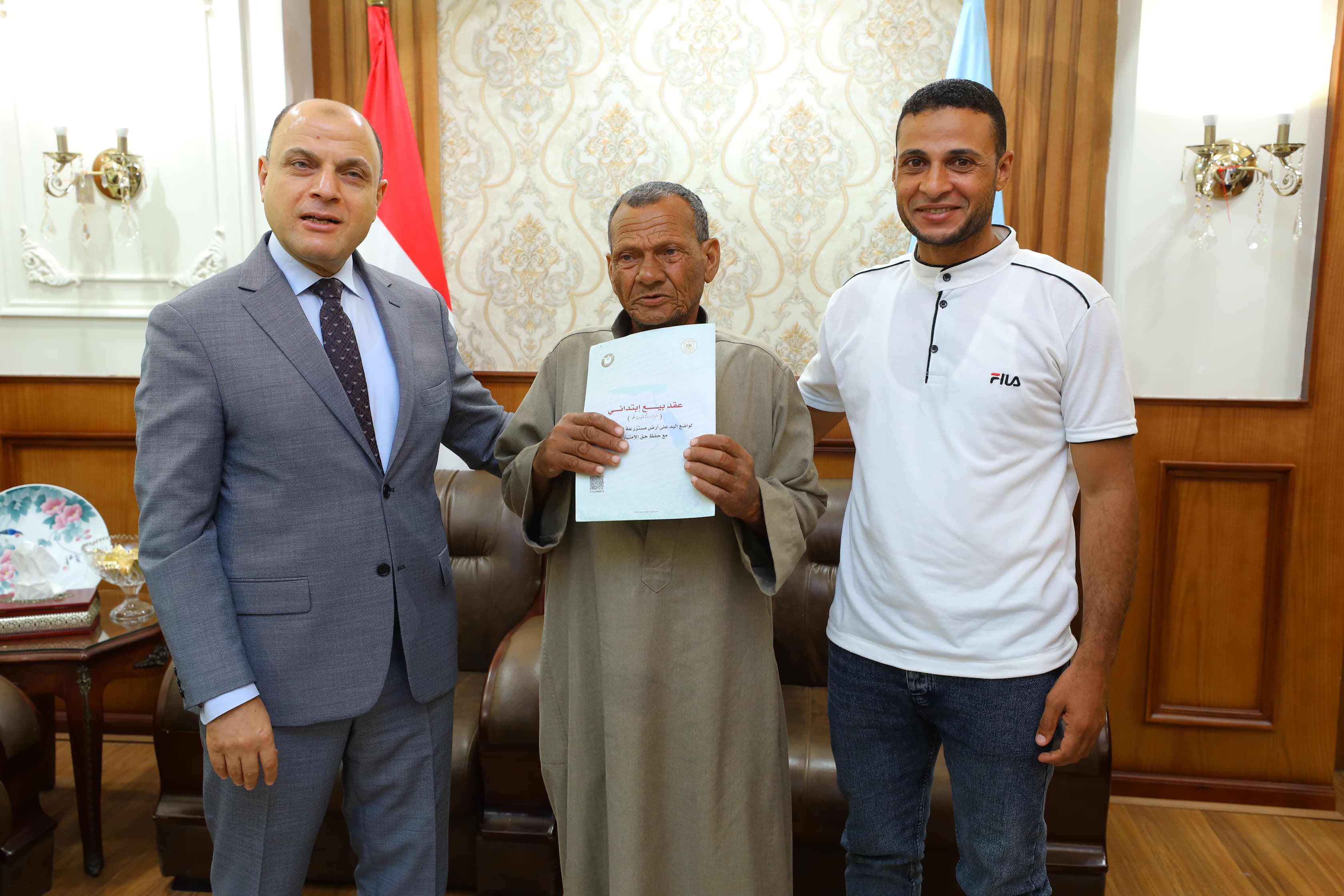 محافظ كفر الشيخ يسلم عقد تقنين لمواطن محافظ كفر الشيخ يسلم عقد تقنين لمواطن