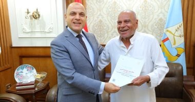 محافظ كفر الشيخ يسلم 10 عقود تقنين أراضي أملاك دولة للمستفيدين في إطار تطوير الخدمات الحكومية