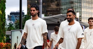 محمد صلاح يظهر بقلادة جديدة خلال جولة في شوارع هونج كونج