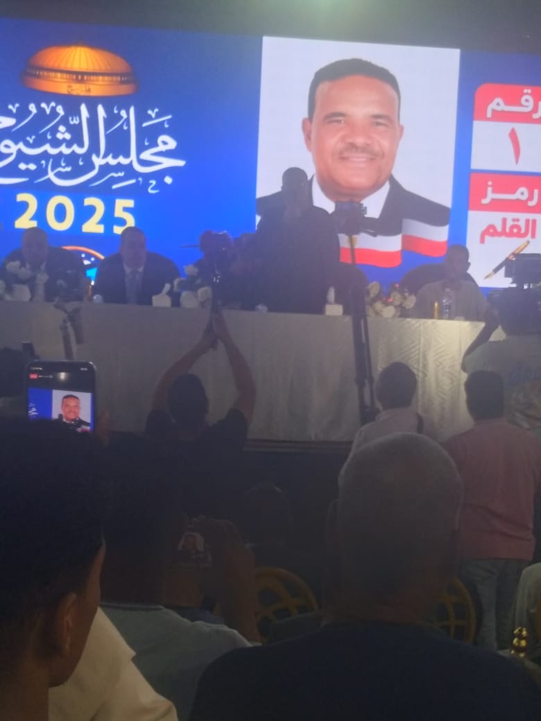 جانب من المنصة جانب من المنصة