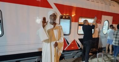 قطار السودانيين العائدين من القاهرة يصل محطة السد العالي استعداداً للعودة - فيديو