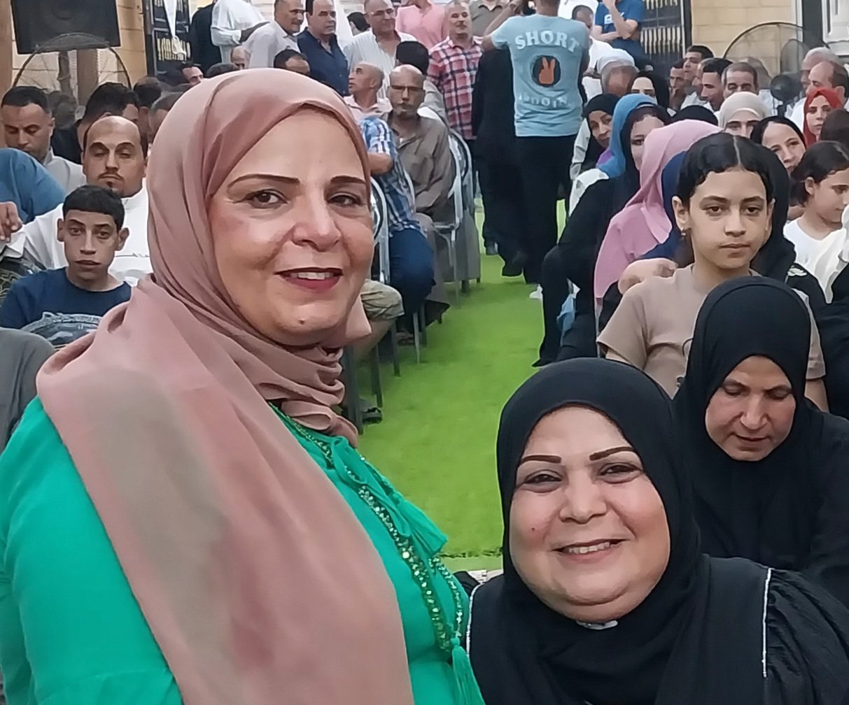 سيدات يحضرن المؤتمر سيدات يحضرن المؤتمر