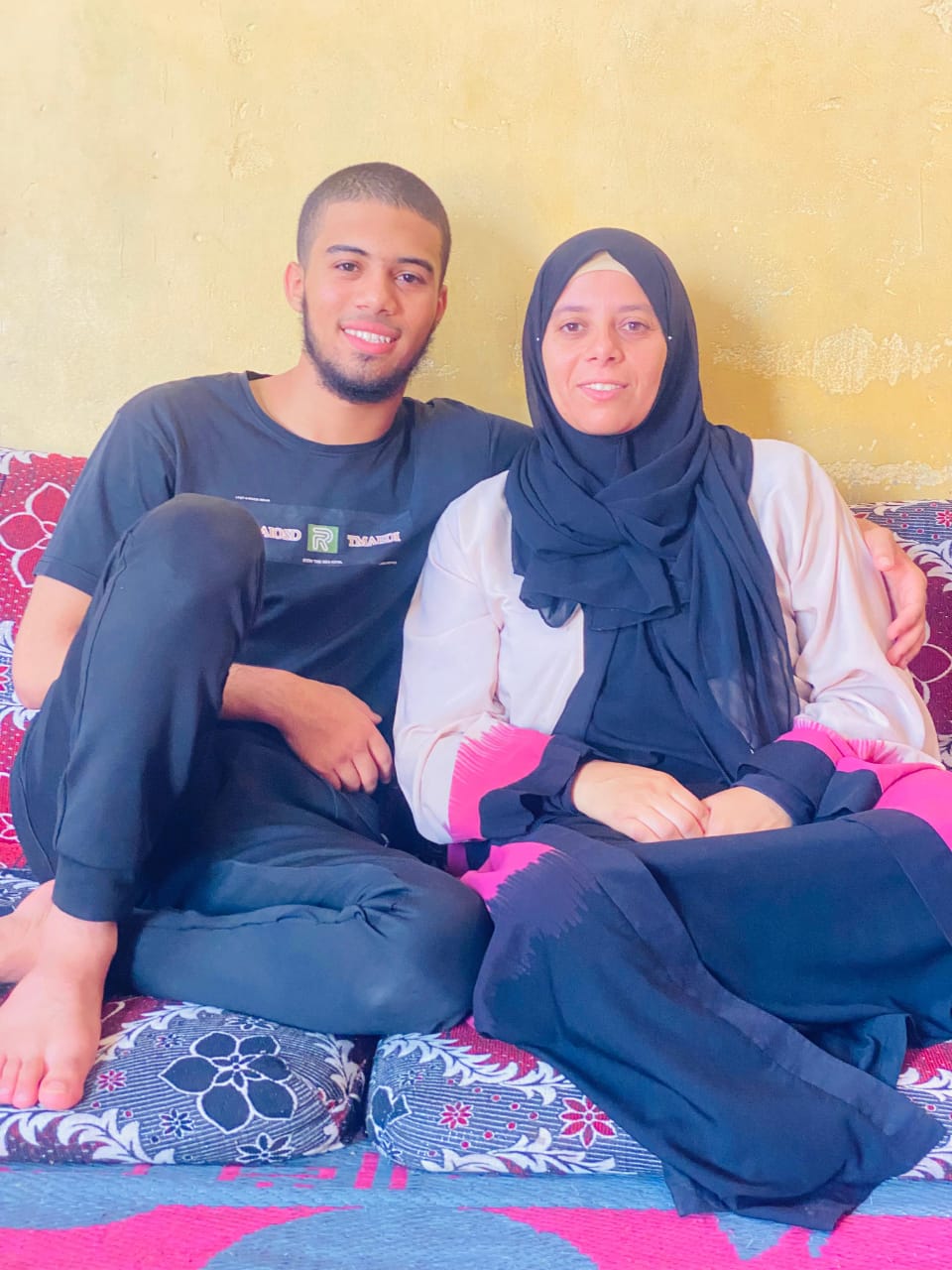 خالد مع والدته