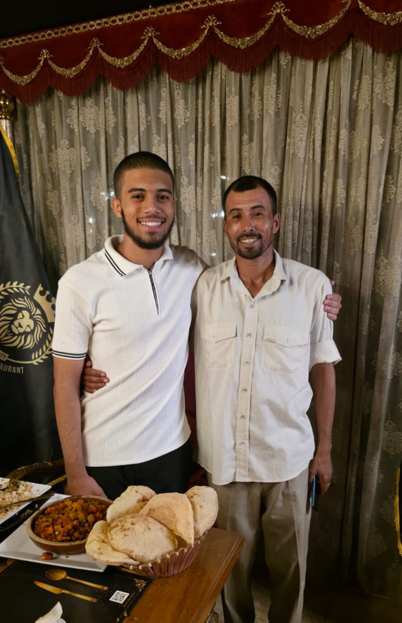 فرحة الاب محمد عماد الدين بنجله الاكبر