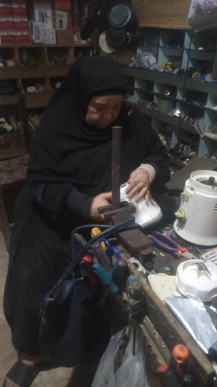 سعيدة أتقنت المهنة وتعلمتها من زوجها