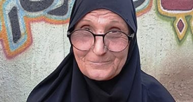 صوت عامر بالقرآن.. فرحانة تلتحق بمدرسة القرآن بعد تجاوز الستين في قنا