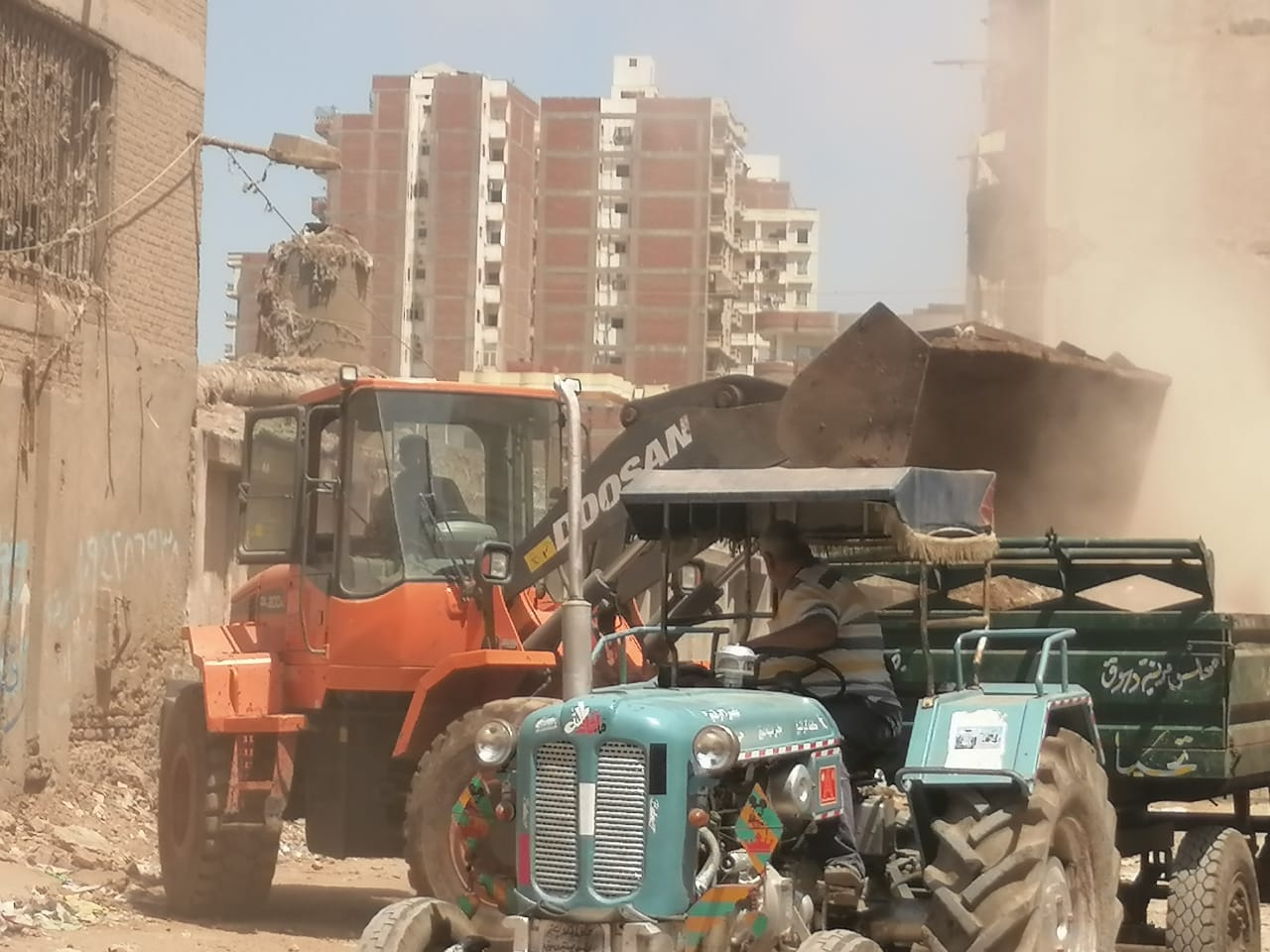 رفع المخلفات في الشوارع رفع المخلفات في الشوارع