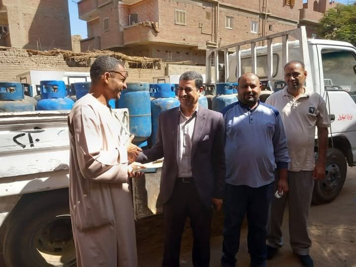 وكيل وزارة التموين مع سيارات البوتاجاز وكيل وزارة التموين مع سيارات البوتاجاز