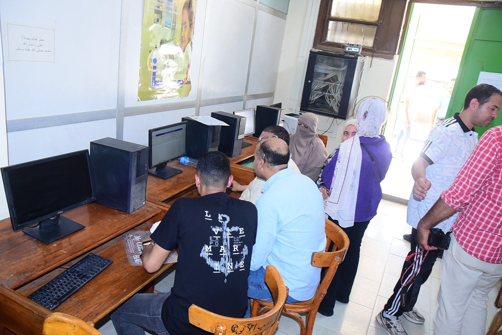 طالبات يقمن بالتنسيق