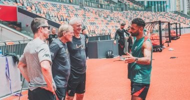 استقبال أساطير ليفربول لمحمد صلاح بترحيب حار في معسكر هونغ كونج.. شاهد الفيديو