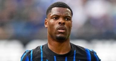 برشلونة يسعى بقوة لتعزيز صفوفه بضم اللاعب الهولندي دينزل دومفريس