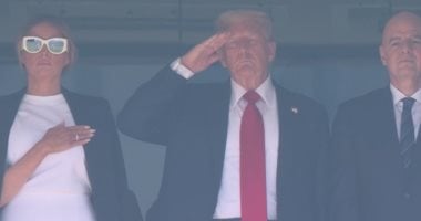 ترامب يؤدي التحية العسكرية خلال نهائي كأس العالم للأندية في مشهد لافت  

(لاحظ أنني قمت بتحسين العنوان ليكون أكثر احترافية وجاذبية لمحركات البحث مع الحفاظ على المعنى الأصلي، مع مراعاة قواعد السيو من حيث الطول المناسب واستخدام الكلمات المفتاحية)