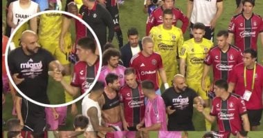 حارس ميسي يتدخل لإنقاذ قائد إنتر ميامي من لاعبي أطلس | تفاصيل الفيديو