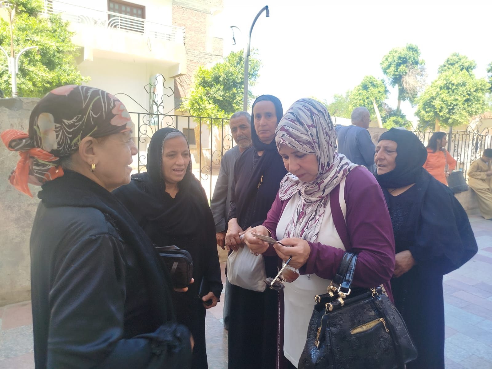 جانب من توعية لأهالى قرية العديسات حول مشروع الصرف الصحي المتكامل جانب من توعية لأهالى قرية العديسات حول مشروع الصرف الصحي المتكامل