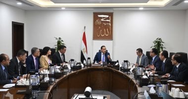 رئيس الوزراء يستعرض النسخة النهائية لمشروع قانون المناطق المالية والتجارية المركزية