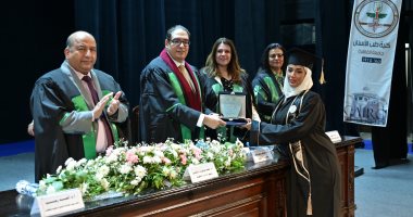 رئيس جامعة القاهرة يُشرف على تخريج الدفعة 97 لطلاب طب الأسنان الوافدين