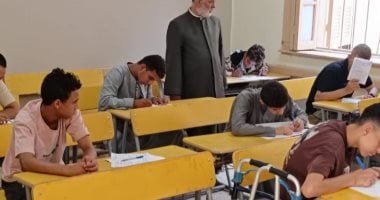 رئيس منطقة سوهاج الأزهرية يواصل متابعة سير امتحانات النقل في المعاهد خلال جولاته الميدانية