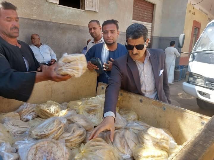 تسليم الخبز فى حضور وكيل وزارة التموين تسليم الخبز فى حضور وكيل وزارة التموين
