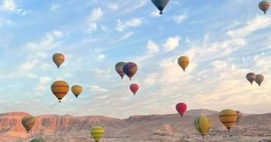 سماء غرب الأقصر تشهد تحليق 38 رحلة بالون طائر تقل 740 سائحاً من مختلف أنحاء العالم