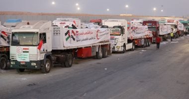 شاحنات المساعدات الإنسانية تنتقل من مصر عبر معبر كرم أبو سالم لتقديم الدعم لقطاع غزة