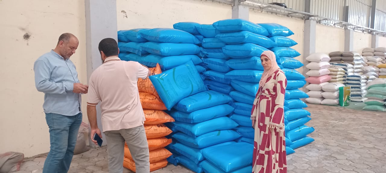 جانب من المضبوطات من الأسمدة الزراعية جانب من المضبوطات من الأسمدة الزراعية