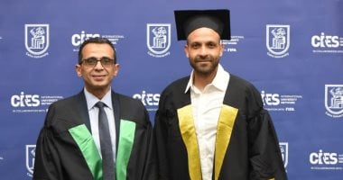 عمرو الحلواني لاعب الأهلي يحتفل بحصوله على دبلومة فيفا