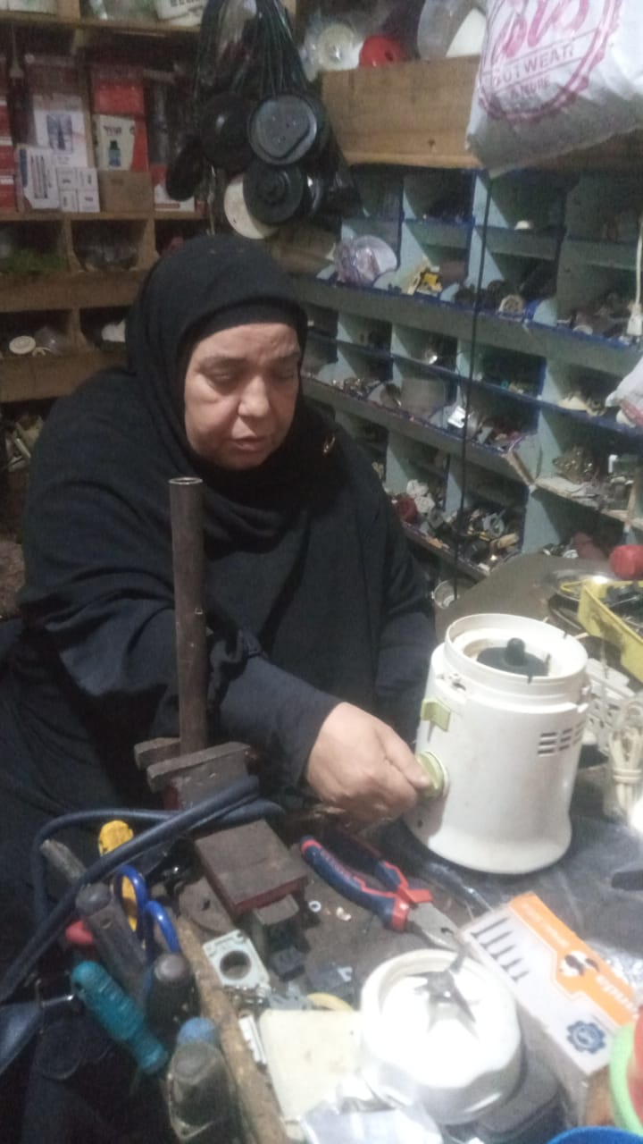 سعيدة أبو عرب أشهر من تصلح الأجهزة الكهربائية بمطوبس