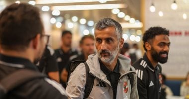 لاعبو الأهلي يتوافدون على مطار القاهرة استعداداً للسفر إلى تونس.. صور حصرية