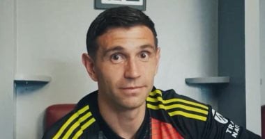 مانشستر يونايتد يفتح مفاوضات مع أستون فيلا لضم حارس المرمى إيمليانو مارتينيز