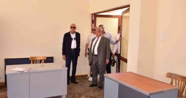 محافظ الأقصر يتفقد لجان الاستعداد لانتخابات مجلس الشيوخ ويتابع الأداء عبر الصور