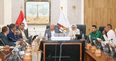 محافظ الوادي الجديد يستعرض أوضاع ملفات التقنين والتصالح في مراكز المحافظة