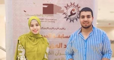 محفظ قرآن يهدي طالبة رحلة عمرة مكافأةً لتفوقها في الثانوية العامة بقنا