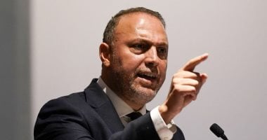 معاريف تنتقد سفير فلسطين في لندن وتصفه بعراب الاعتراف البريطاني بفلسطين