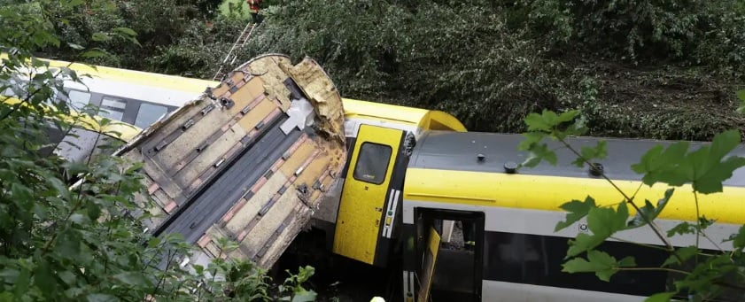 جهود الإنقاذ في موقع الحادث جهود الإنقاذ في موقع الحادث