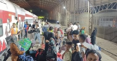 وصول قطار الأشقاء السودانيين إلى محطة السد العالي بأسوان في حدث تاريخي مصور