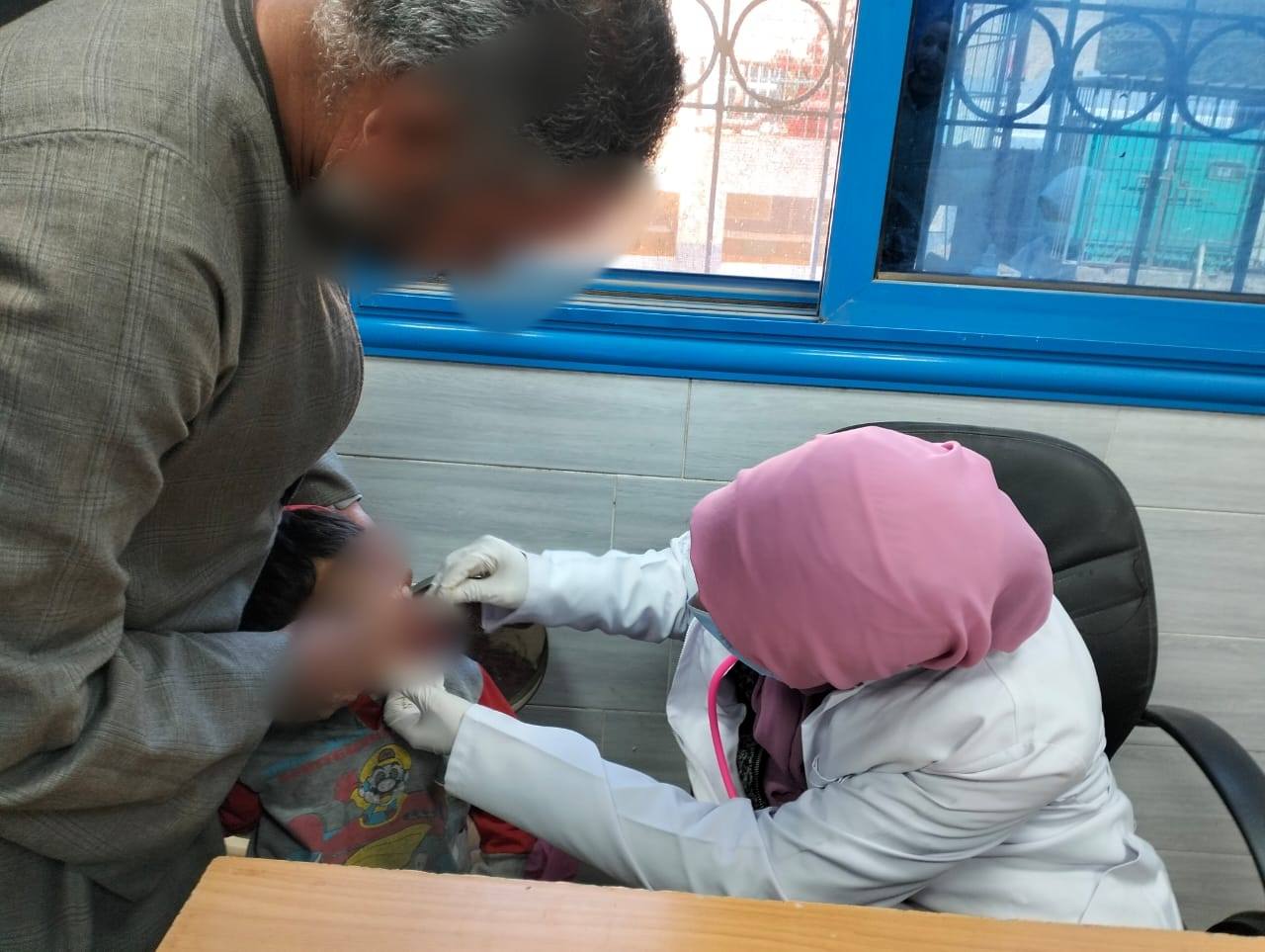طفلة تتلقى الفحص طفلة تتلقى الفحص