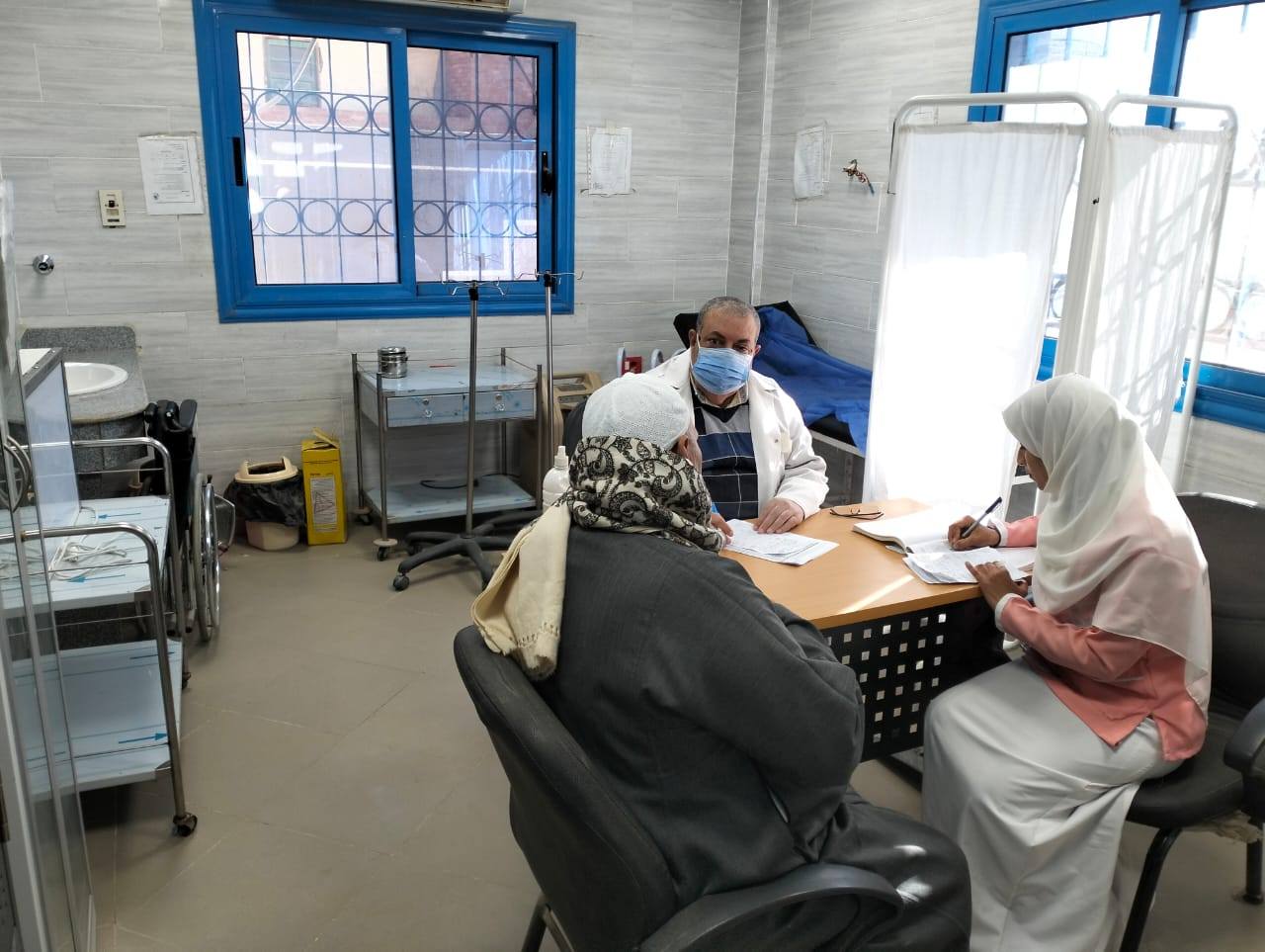 مواطن يستفيد من خدمات حياة كريمة مواطن يستفيد من خدمات حياة كريمة