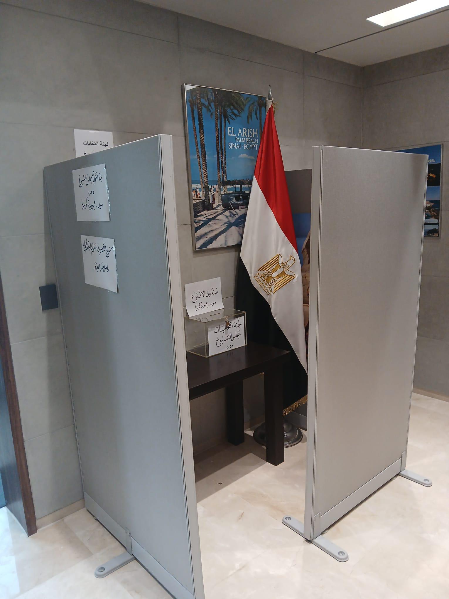 بدء تصويت المصريين بماليزيا وسنغافورة والصين فى انتخابات مجلس الشيوخ (4) بدء تصويت المصريين بماليزيا وسنغافورة والصين فى انتخابات مجلس الشيوخ (4)