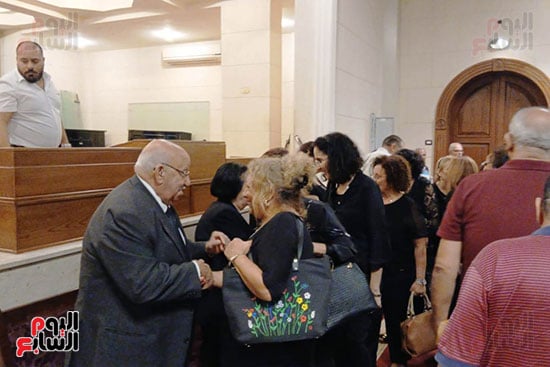 أسرة الفنان الراحل لطفى لبيب تتلقى العزاء بالكنيسة الإنجيلية فى الإسكندرية