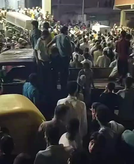 الآلاف يشيعون جثمان العريس وسائق التوك توك الآلاف يشيعون جثمان العريس وسائق التوك توك
