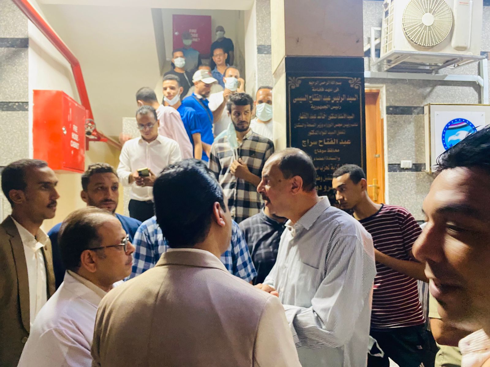 محافظ سوهاج يلتقي أهالي المصابين محافظ سوهاج يلتقي أهالي المصابين