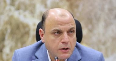 محافظ كفر الشيخ يكرم العاملين المتميزين بالهيئة العامة للتنمية الصناعية خلال حفل تكريمي