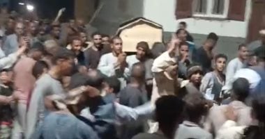 جنازة تثير الجدل في قرية بقنا بعد تشييع المتوفي بالزغاريد