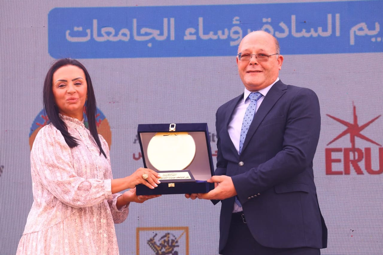 وزيرة التضامن تكرم رئيس الجامعة