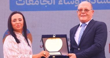 وزيرة التضامن تكرم رئيس جامعة سوهاج والطلاب الفائزين بمشاريع رفيقي والوسادة الإلكترونية