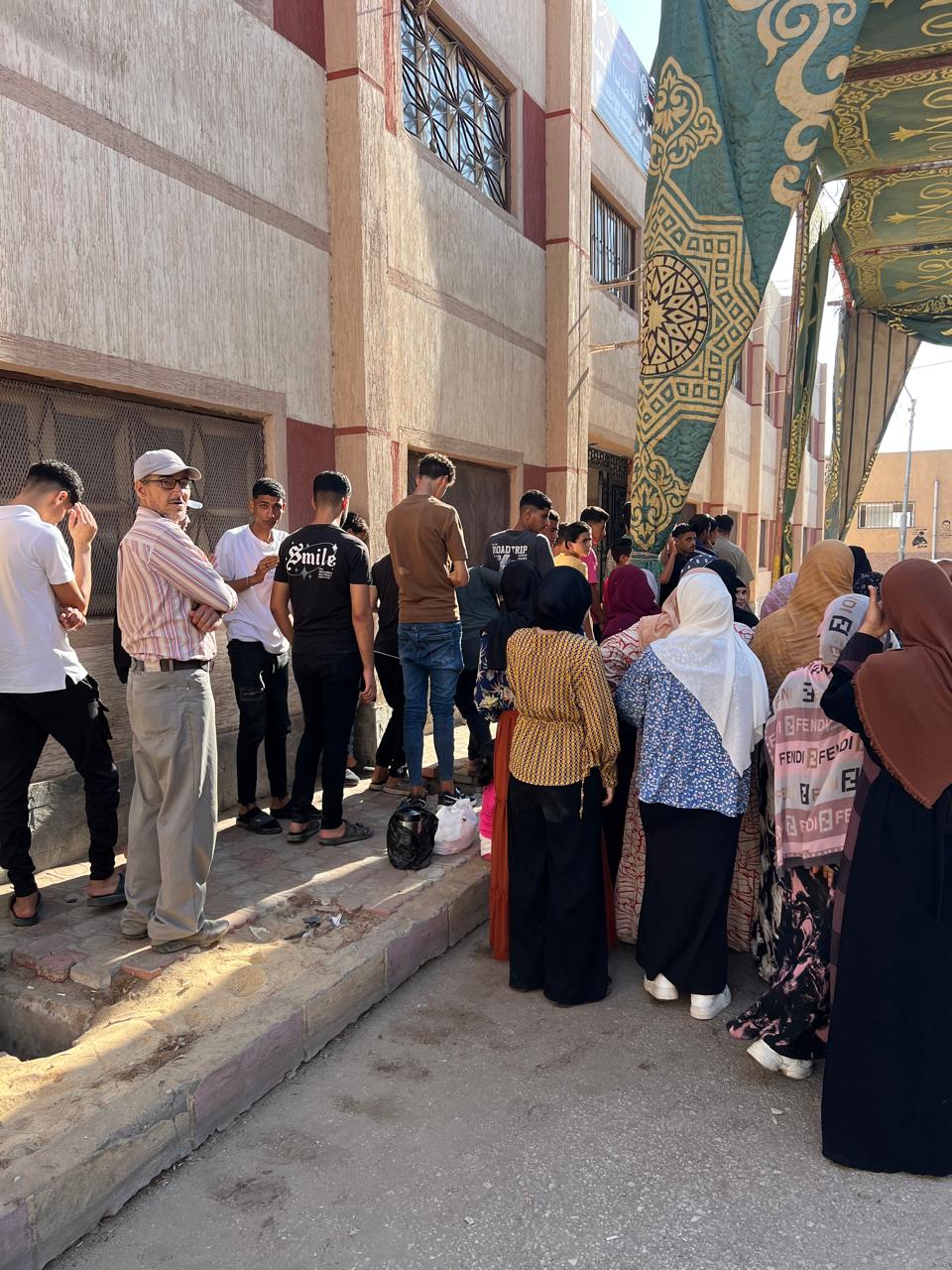 الشباب والسيدات في انتظار دخول اللجان