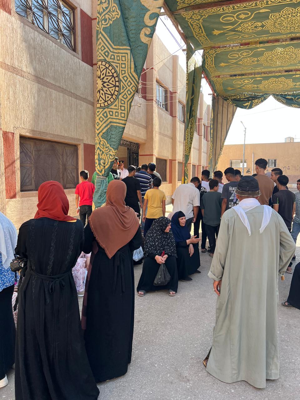 انتظار المواطنين أمام اللجان